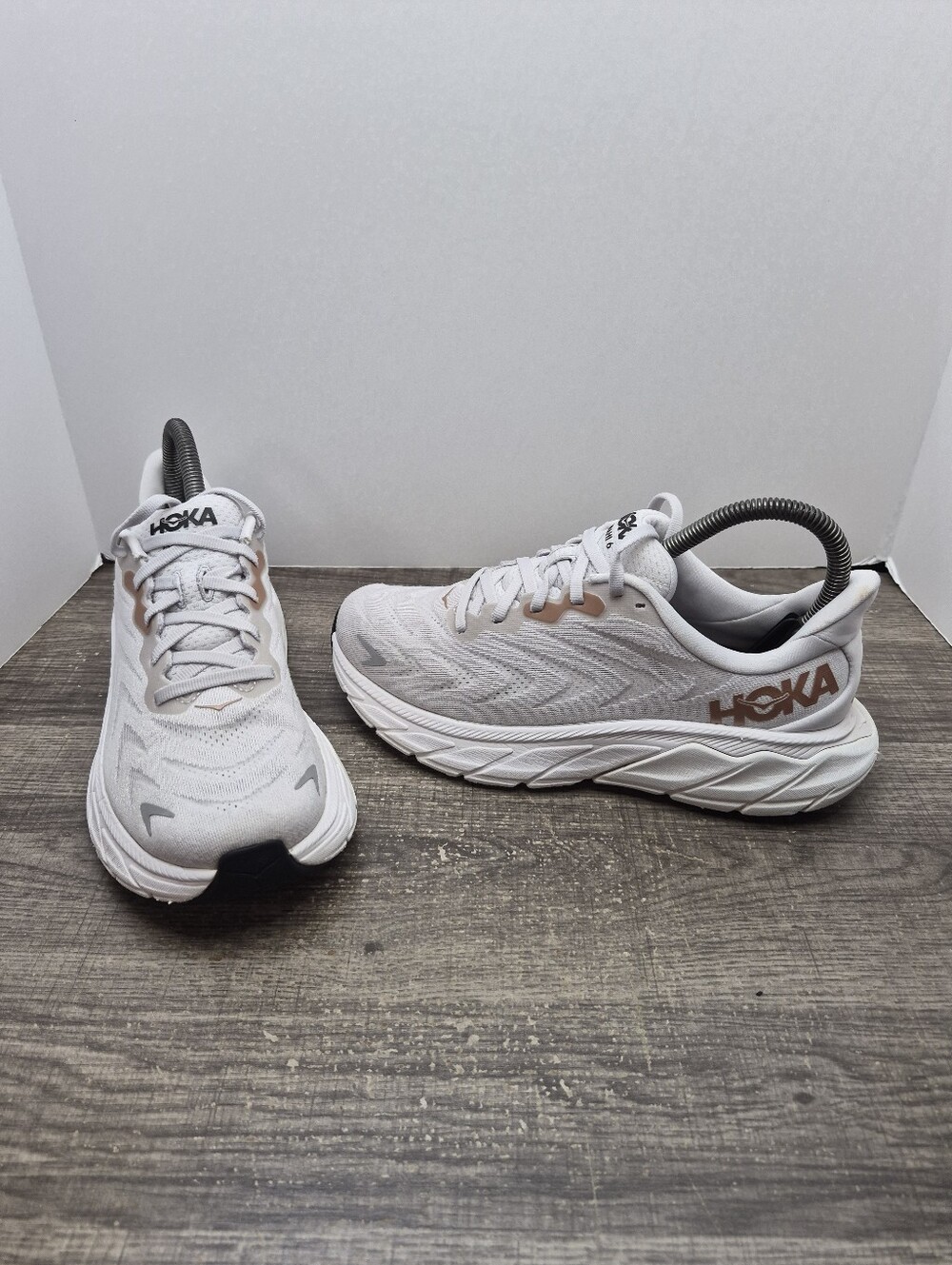 Hoka One One Arahi 6 Womens Size 6.5 Gray White Athletic Running Shoes Sneakers